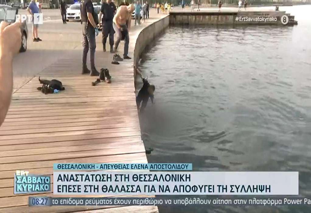 Θεσσαλονίκη: Έπεσε στον Θερμαϊκό με τις χειροπέδες για να αποφύγει την σύλληψη (ΦΩΤΟ)