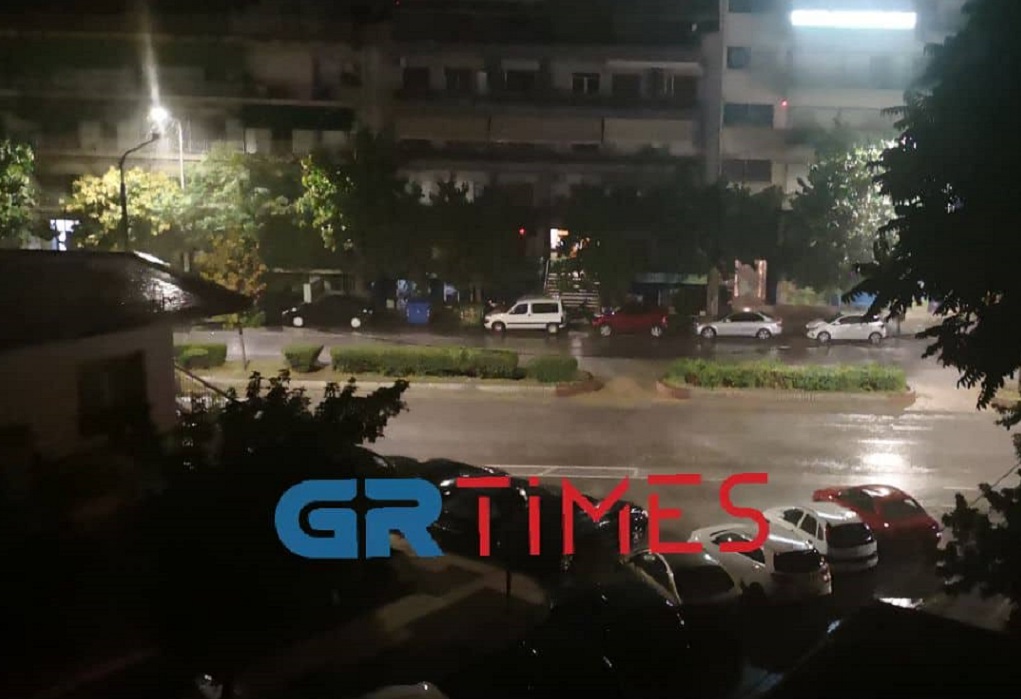 Μεταμεσονύχτια ισχυρή καταιγίδα, δροσίζει τη Θεσσαλονίκη (VIDEO)