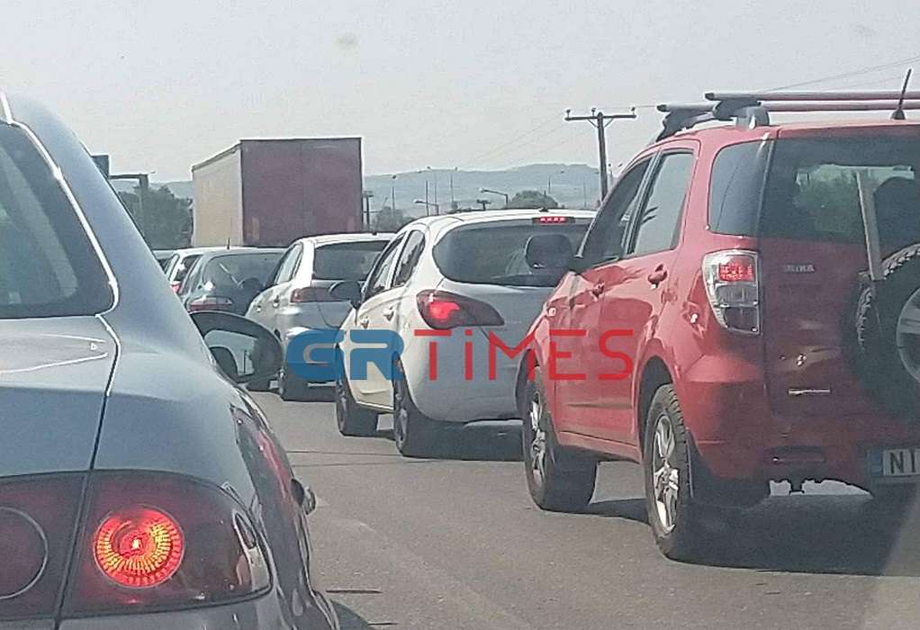 ΕΟ Θεσσαλονίκης-Μουδανιών: Από ένα ρεύμα η κυκλοφορία των οχημάτων μετά απο τροχαία – Μία τραυματίας