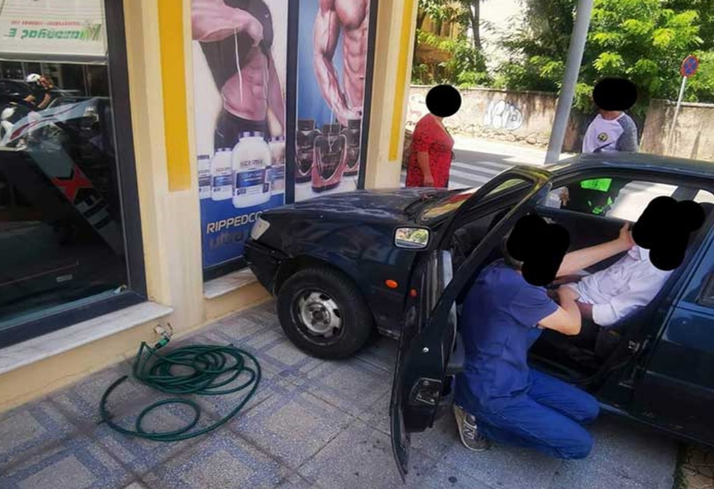 Κοζάνη: ΙΧ «έπεσε» πάνω σε βιτρίνα μαγαζιού όταν ο οδηγός έχασε τις αισθήσεις του (ΦΩΤΟ) 
