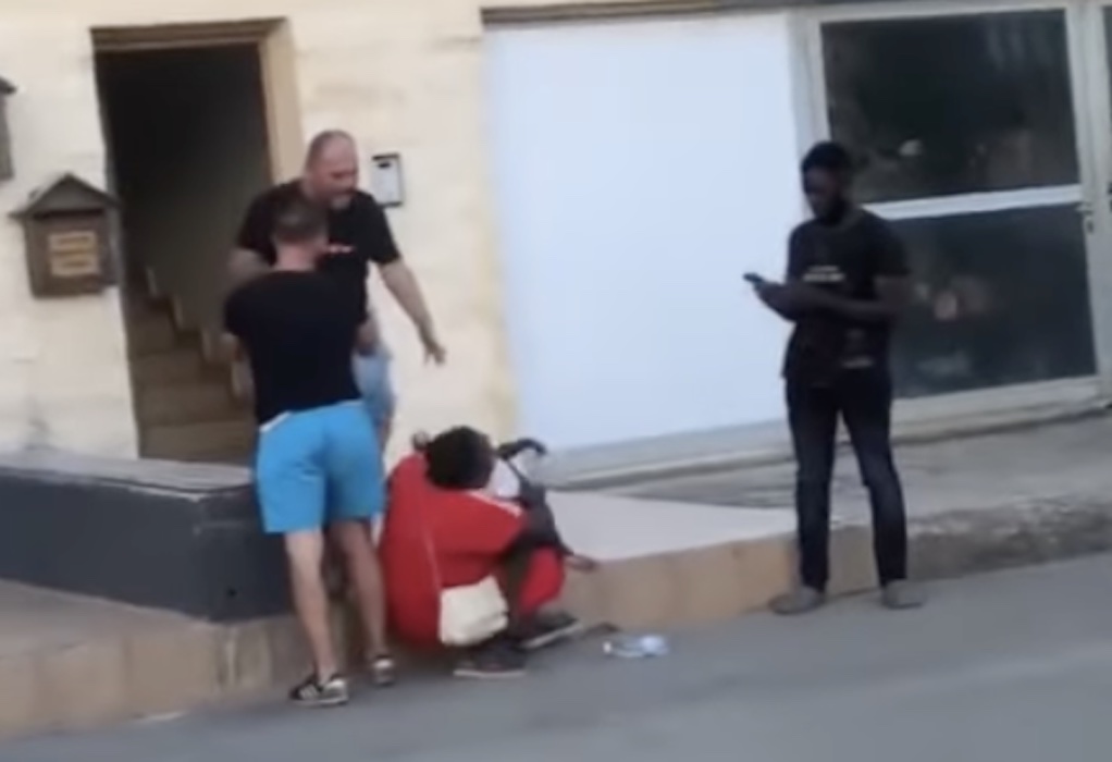 Κύπρος-Σοκαριστικό βίντεο: Άνδρας κλοτσάει γυναίκα με μωρό στην αγκαλιά της