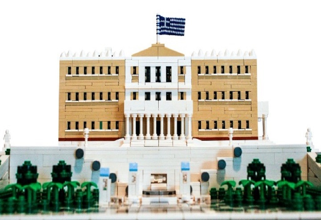 Θεσσαλονίκη: Έφτιαξε με περίπου 5.000 lego το κτίριο της Βουλής των Ελλήνων!