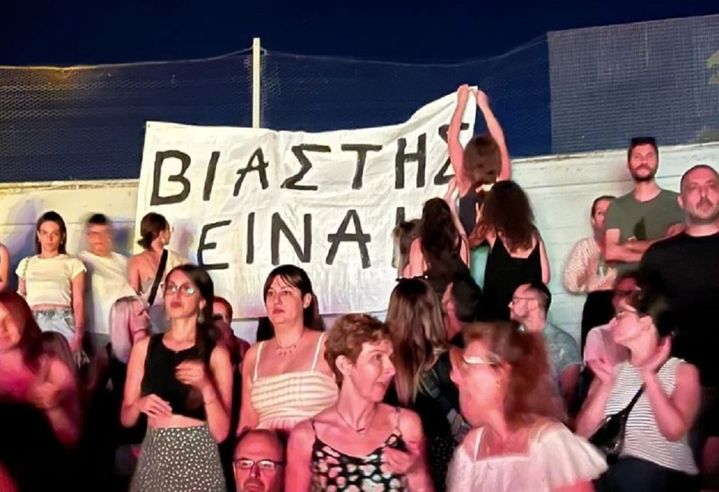 Λιγνάδης: Σήκωσαν πανό που έγραφε «βιαστής είναι» και στη συναυλία του Σωκράτη Μάλαμα (ΦΩΤΟ)