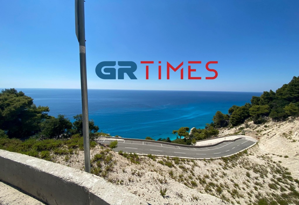 Η παραδεισένια παραλία στην Ελλάδα που ή τη λατρεύεις ή τη μισείς  (ΦΩΤΟ-VIDEO)
