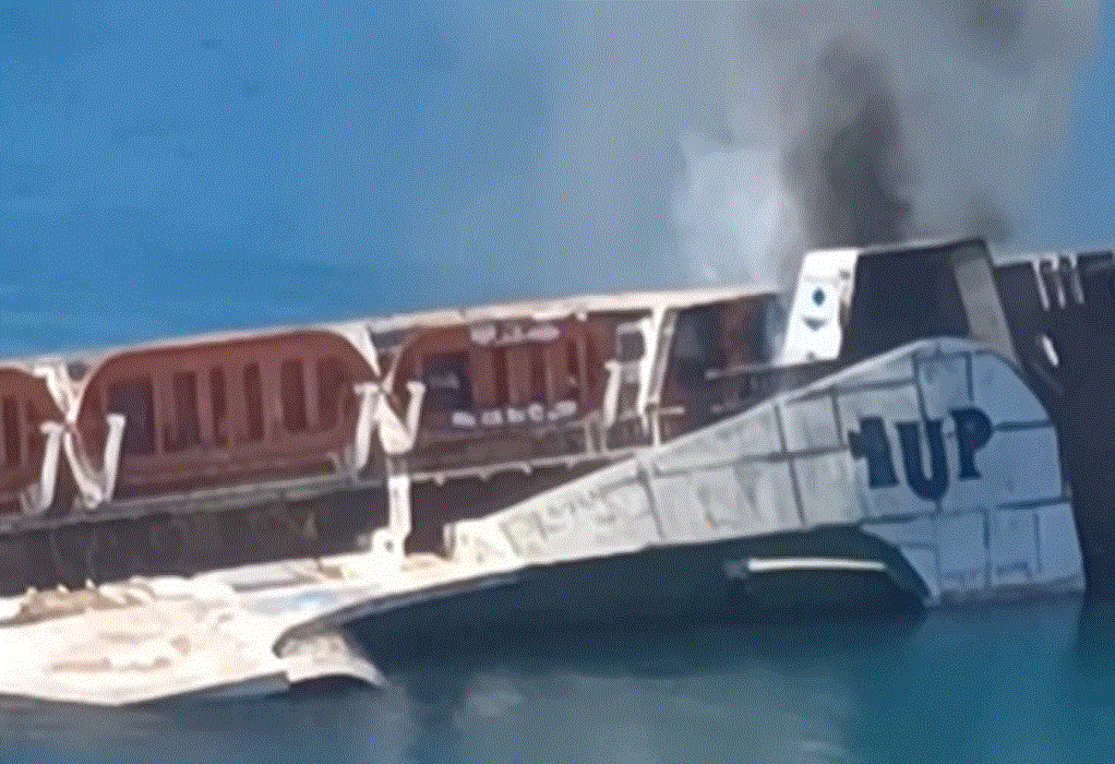 Φωτιά σε ναυαγισμένο πλοίο στην Ελευσίνα (VIDEO)