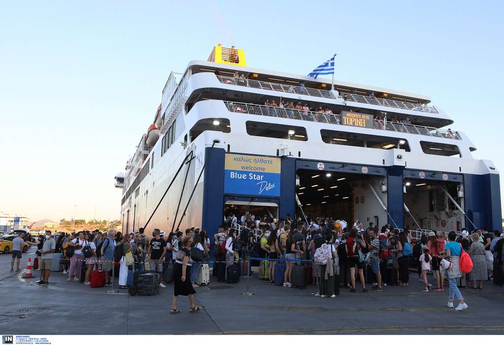 «Βουλιάζει» το λιμάνι του Πειραιά -Εγκαταλείπουν την Αθήνα οι αδειούχοι του Ιουλίου (ΦΩΤΟ)