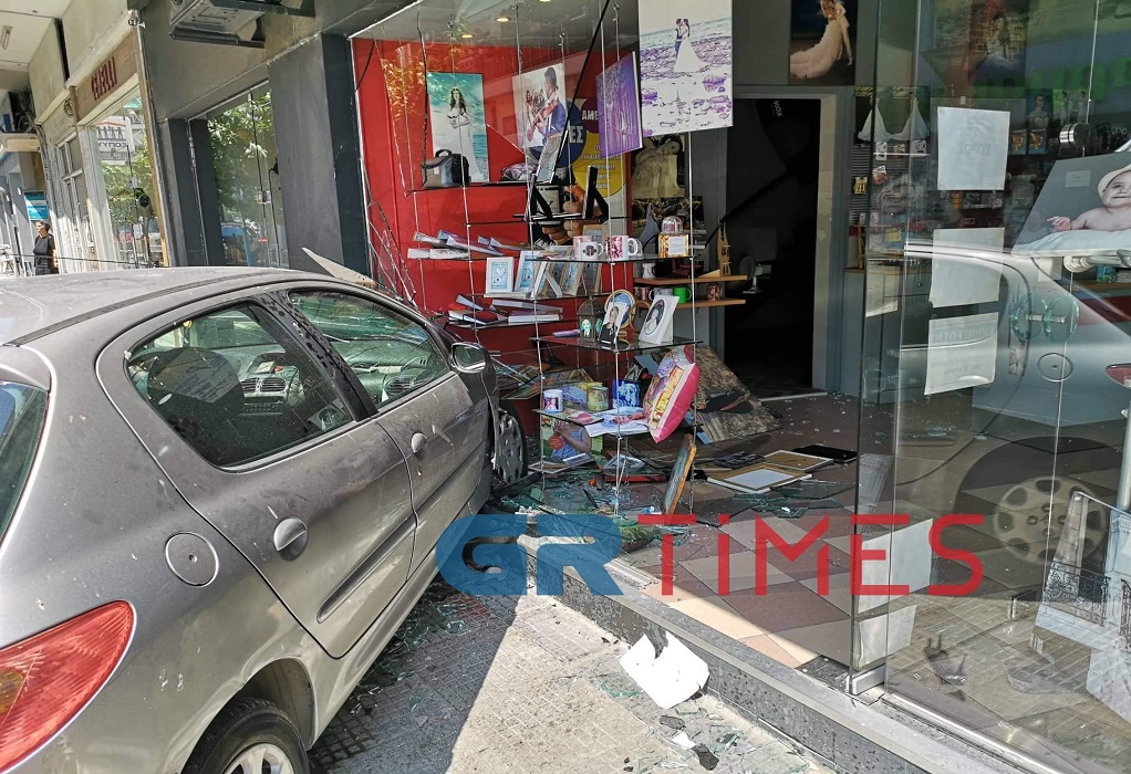 Θεσσαλονίκη: ΙΧ «καρφώθηκε» σε βιτρίνα καταστήματος στην Πολίχνη (ΦΩΤΟ)
