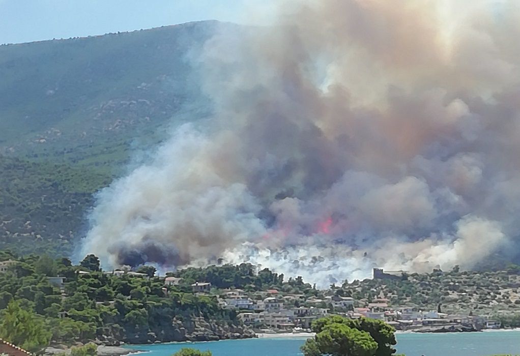 Φωτιά στο Πόρτο Γερμενό – Εντολή εκκένωσης μέσω του 112 για τον οικισμό Μύτικα (VIDEO)