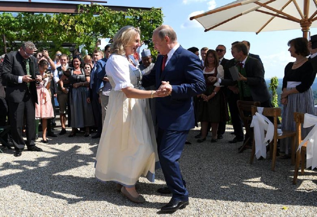 Αυστρία: Η υπουργός που είχε χορέψει βαλς με τον Πούτιν έφυγε από τη χώρα επειδή φοβάται για τη ζωή της
