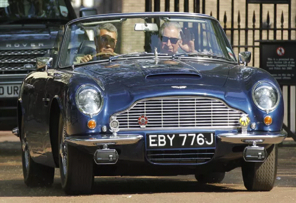 Ο Πρίγκιπας Κάρολος πήγε σε εκδήλωση με αυτοκίνητο vintage – Κινείται με τυρί και κρασί! (VIDEO)