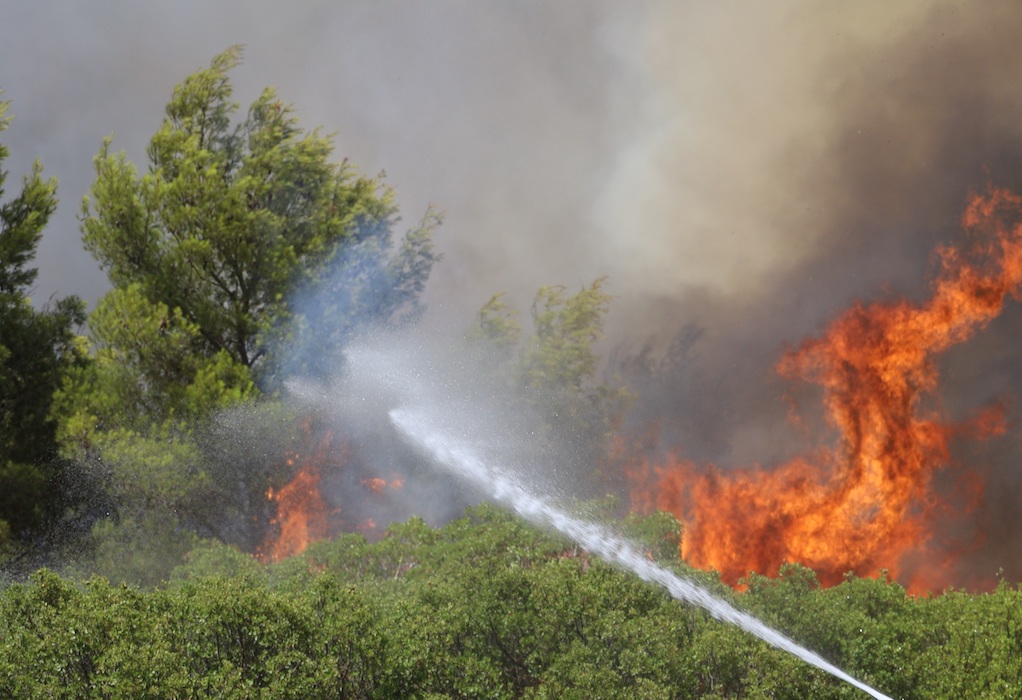 Πυρκαγιές στον δήμο Κύμης-Αλιβερίου και στον ΧΥΤΑ Πάτρας