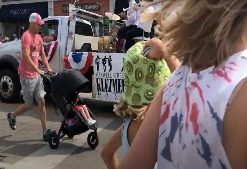 Σοκ στο Ιλινόις των ΗΠΑ: Πυροβολισμοί σε παρέλαση για την 4η Ιουλίου, ο κόσμος τρέχει να σωθεί (VIDEO)