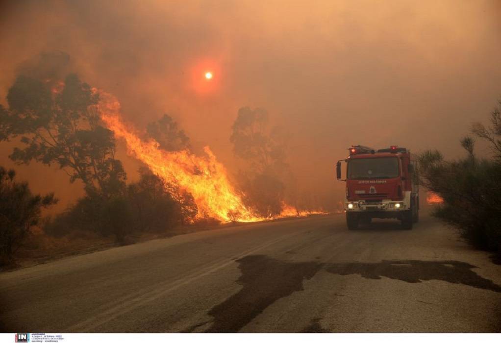Καταιγίδα στη Βάρη: Πάνω από 270 κεραυνοί σε μία ώρα προκάλεσαν φωτιές σε έξι σημεία