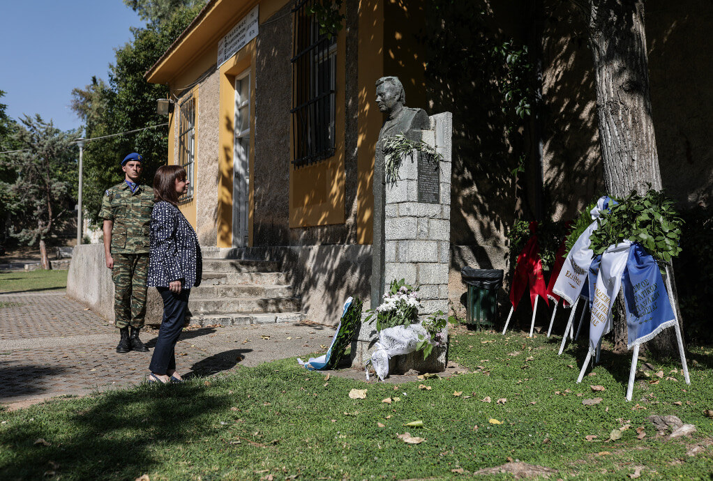 Η ΠτΔ Κ. Σακελλαροπούλου κατέθεσε στεφάνι στην προτομή του Σπύρου Μουστακλή, στο Πάρκο Ελευθερίας