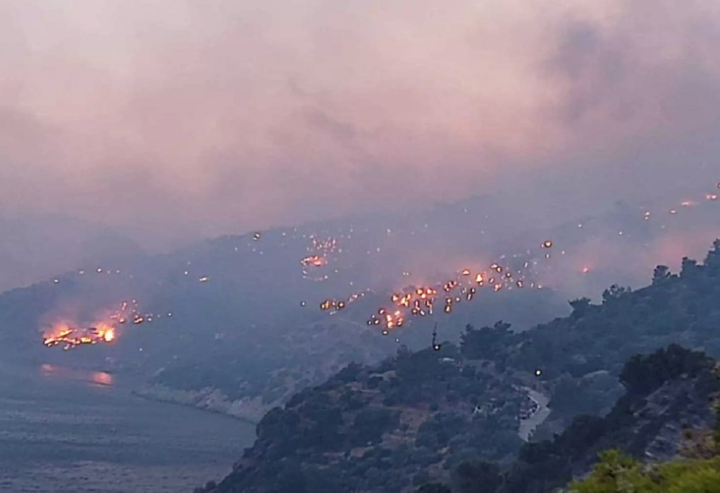 Φωτιά στη Σάμο: Εκκενώνεται το χωριό Λιμνιώνας – Μαίνεται το πύρινο μέτωπο
