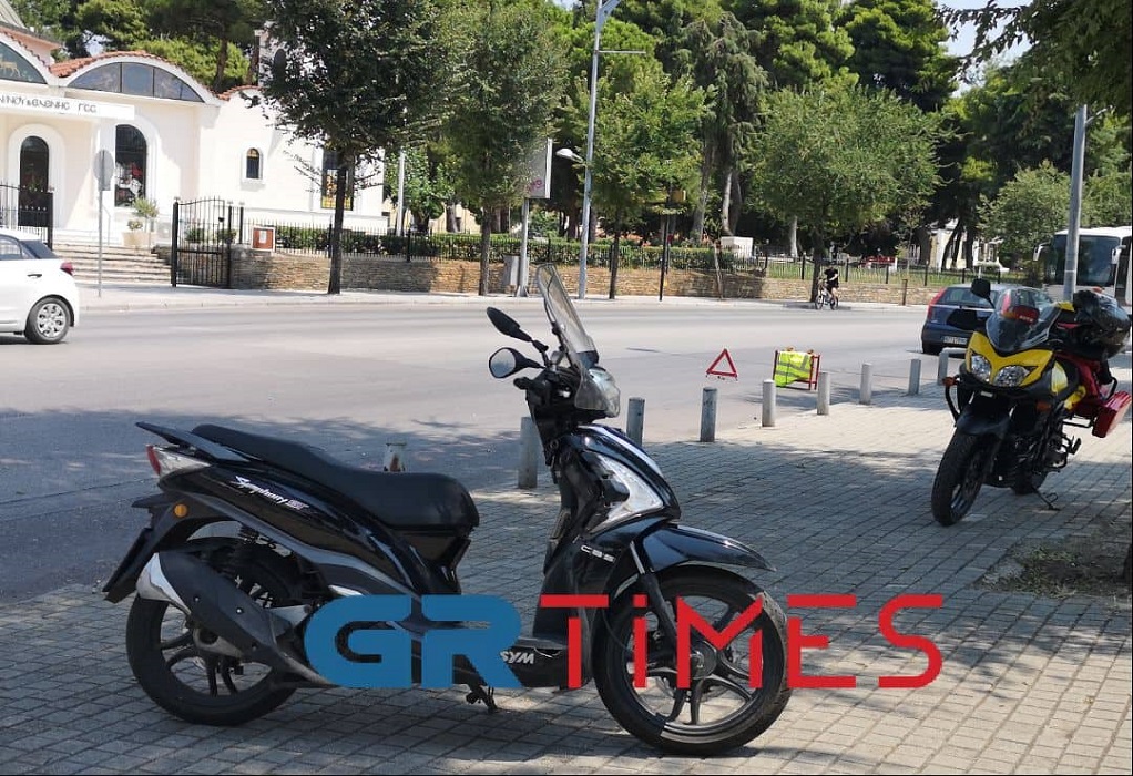 Θεσσαλονίκη: Τροχαίο ατύχημα με δύο ΙΧ και μία μηχανή στο κέντρο (ΦΩΤΟ)