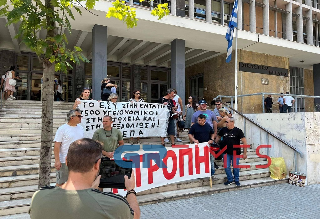 Θεσσαλονίκη: Συγκέντρωση συμπαράστασης στους υγειονομικούς που συνελήφθησαν έξω από το σπίτι του πρωθυπουργού (ΦΩΤΟ)