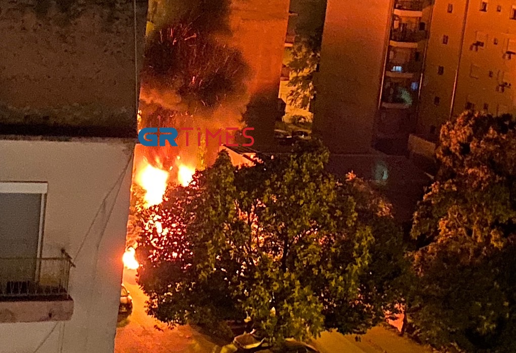 Φωτιά σε ΙΧ στο κέντρο της Θεσσαλονίκης (ΦΩΤΟ-VIDEO)