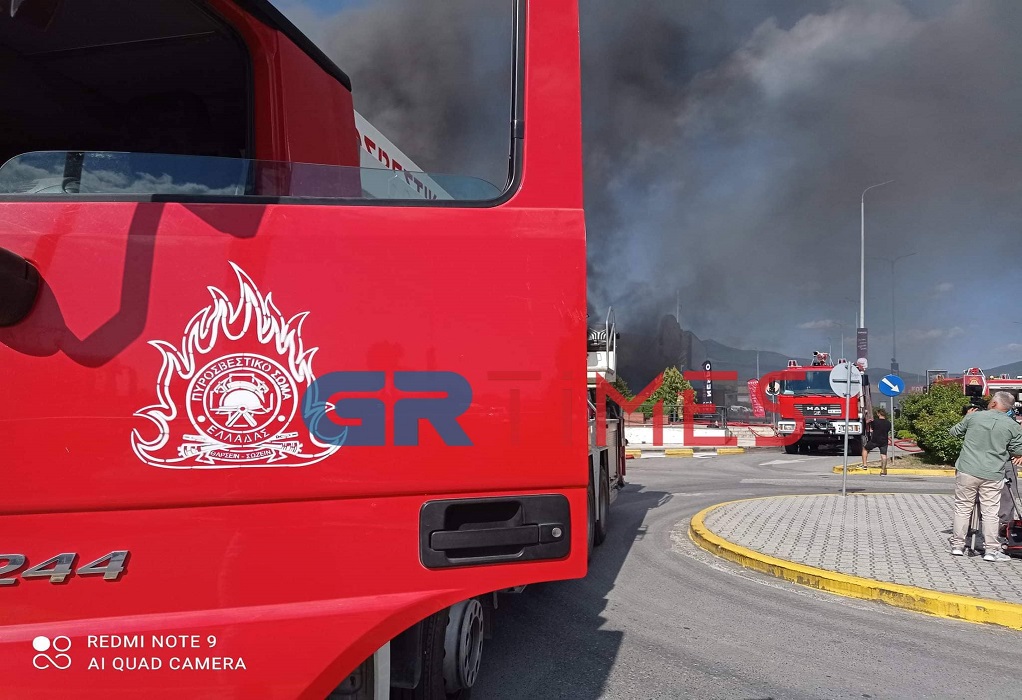 Θεσσαλονίκη: Φωτιά σε ΙΧ σε πυλωτή πολυκατοικίας στον Εύοσμο