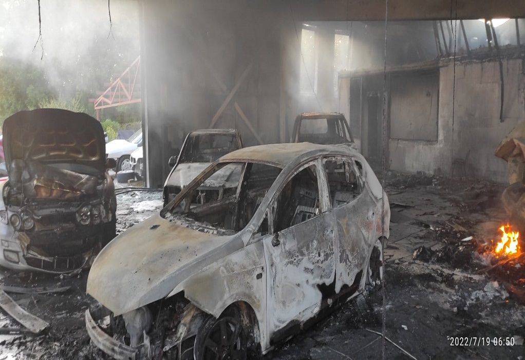 Γρεβενά: Μεγάλη πυρκαγιά σε συνεργείο και φανοποιείο αυτοκινήτων (ΦΩΤΟ-VIDEO)