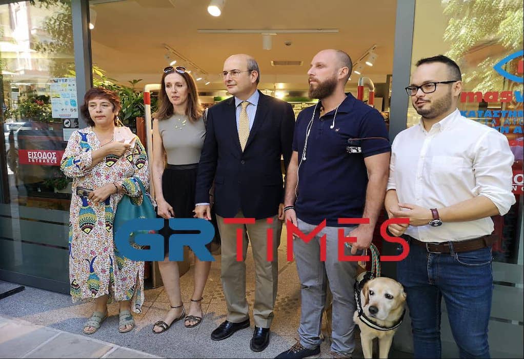 Θεσσαλονίκη: Ο Κ. Χατζηδάκης στο 1ο σούπερ μάρκετ φιλικό σε άτομα με οπτική αναπηρία (ΦΩΤΟ-VIDEO)