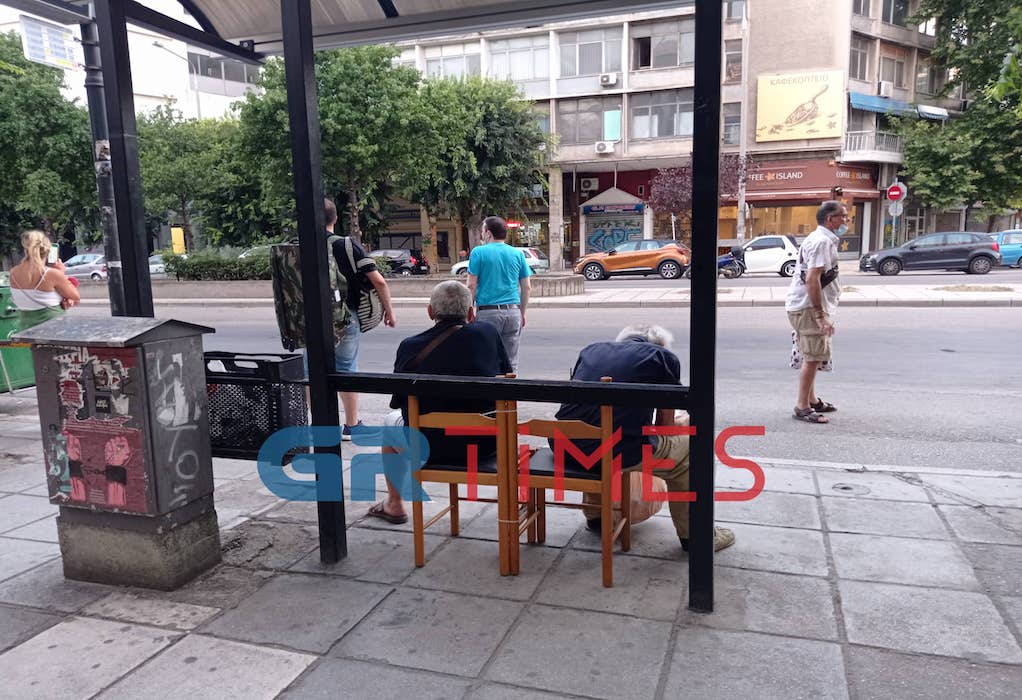 Έδεσαν καρέκλες στη στάση λεωφορείου