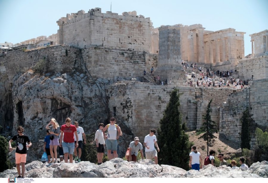 Πάνω από 16.000 τουρίστες κάθε ημέρα στην Ακρόπολη – Πιο νωρίς από ποτέ ξεκίνησαν φέτος οι επισκέψεις