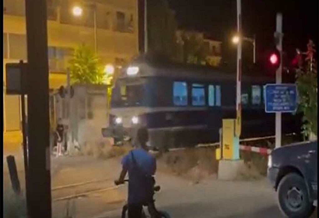 Αμύνταιο: Σιδηροδρομική διάβαση ”σκοτώστρα”-Σηκώνεται η μπάρα όταν περνάει τρένο (VIDEO)