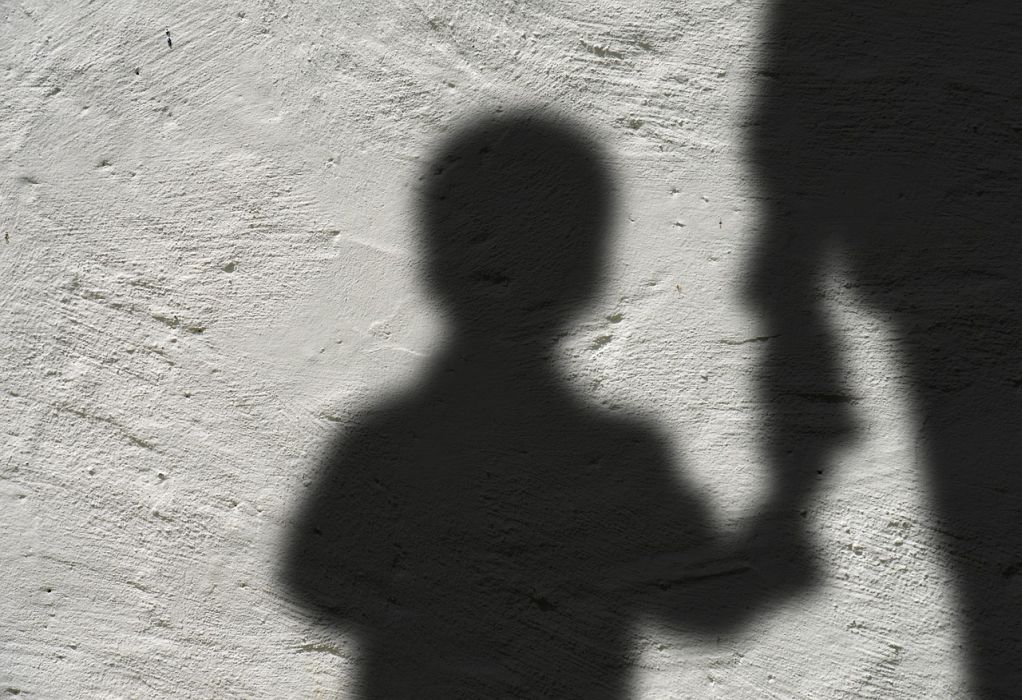 Φρίκη στα Πετράλωνα: Μηνύουν τους γονείς τους για βιασμό