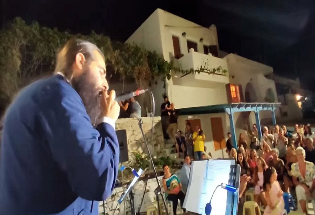 Νάξος: Ιερέας πήρε το μικρόφωνο και άρχισε να… ραπάρει-Χειροκροτήθηκε από το κοινό (VIDEO)