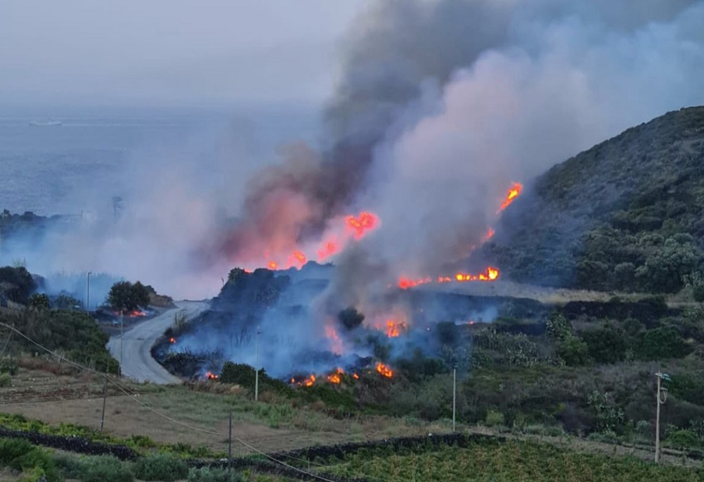 Ιταλία: Πυρκαγιά στο νησί Παντελερία – Αρμάνι και Ταρντέλι χρειάστηκε να απομακρυνθούν από τις βίλες τους (ΦΩΤΟ)
