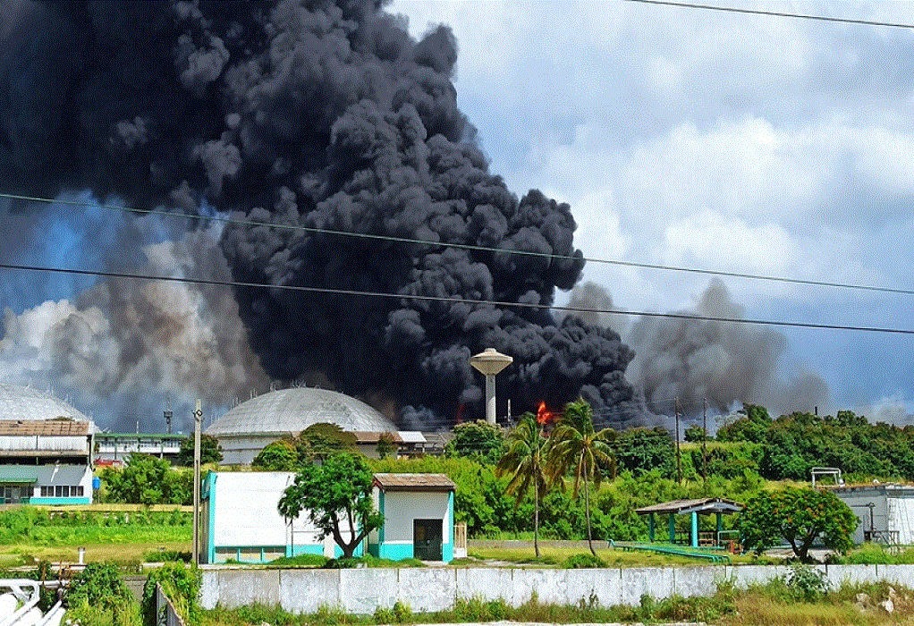 Κούβα: Εκτός ελέγχου μαίνεται η πυρκαγιά σε πετρελαϊκές εγκαταστάσεις