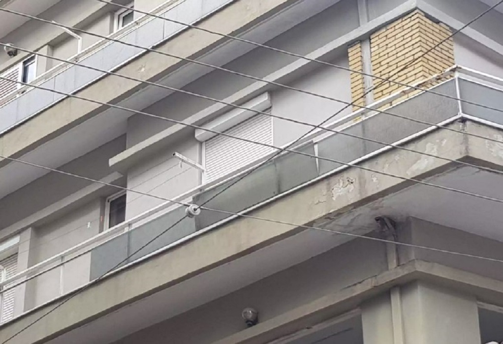 Κοζάνη: Τζάμια έπεσαν από μπαλκόνι στη μέση πολυσύχναστου δρόμου (VIDEO)
