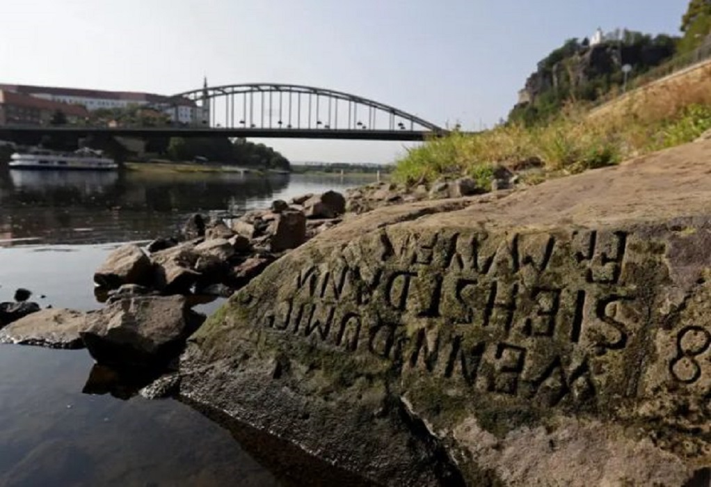 Ξηρασία: Εμφανίστηκαν οι πέτρες της πείνας στα ποτάμια της Γερμανίας και της Τσεχίας
