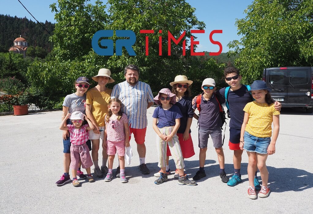 Οικογένεια Γάλλων με επτά παιδιά και ένα ανίψι ταξιδεύουν ανά την Ελλάδα (ΦΩΤΟ)
