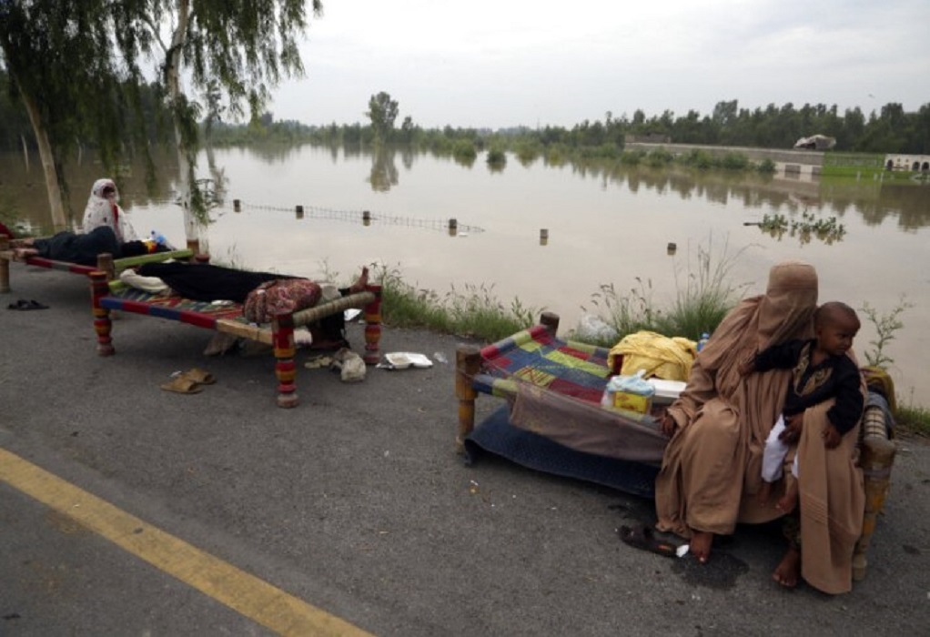 Πακιστάν: Γυναίκες αναγκάζονται να μένουν στα πλημμυρισμένα χωριά τους για λόγους τιμής
