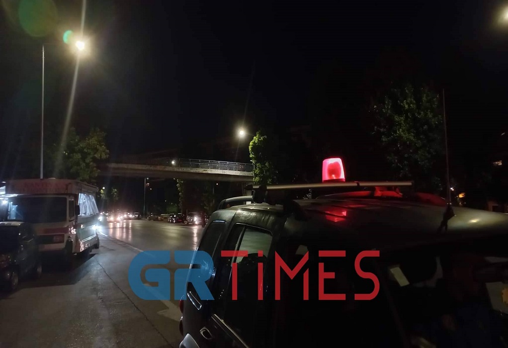 Θεσσαλονίκη: Απειλούσε να πέσει από την πεζογέφυρα στη Λεωφόρο Μεγάλου Αλεξάνδρου (ΦΩΤΟ)