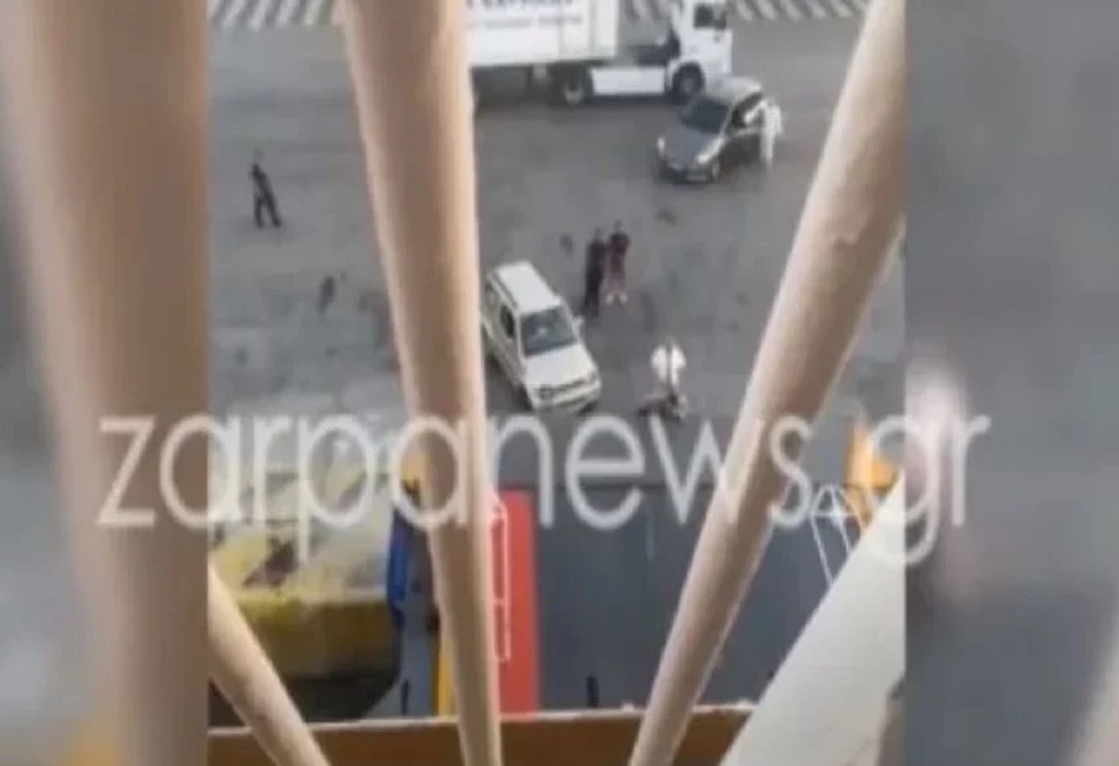 Λιμάνι Πειραιά: Αργοπορημένος επιβάτης «γαντζώθηκε» στον καταπέλτη για να μπει στο πλοίο (VIDEO)