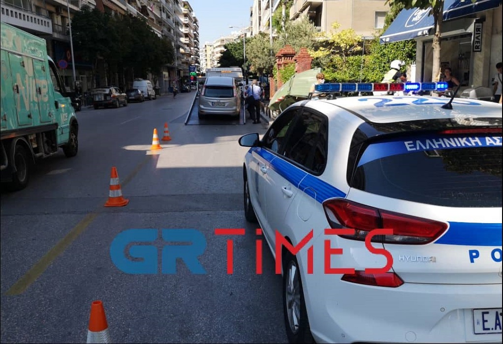 Θεσσαλονίκη: «Τρελή πορεία» φορτηγού στα Μετέωρα – «Πήρε σβάρνα» σταθμευμένα Ι.Χ.