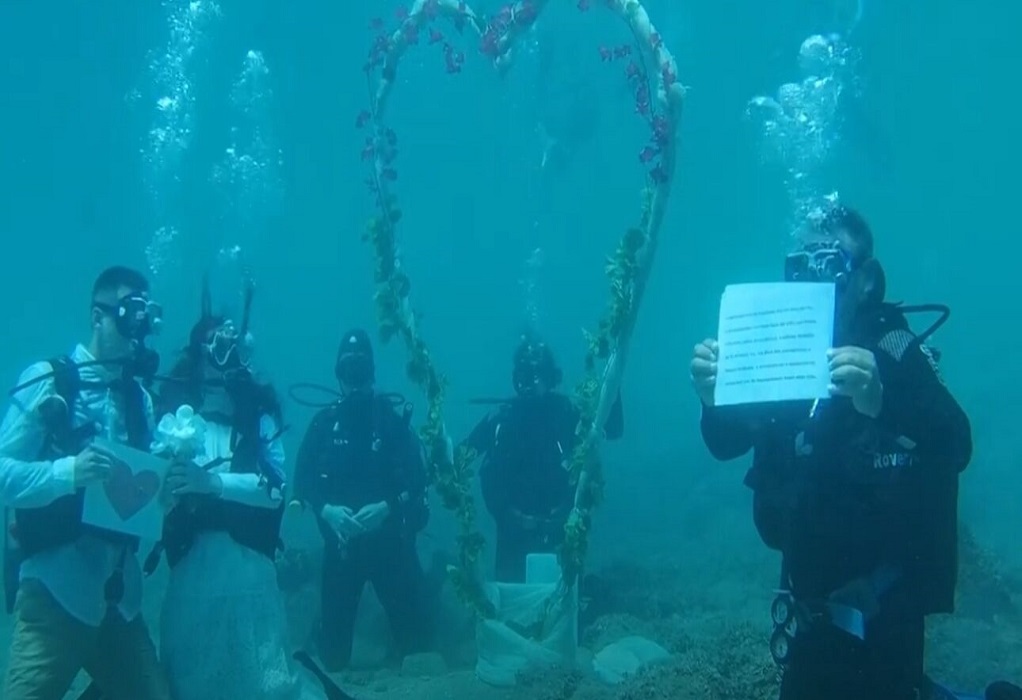 Αντάλλαξαν όρκους αγάπης στον… βυθό: Στην Αλόννησο ο πρώτος υποβρύχιος γάμος (VIDEO)