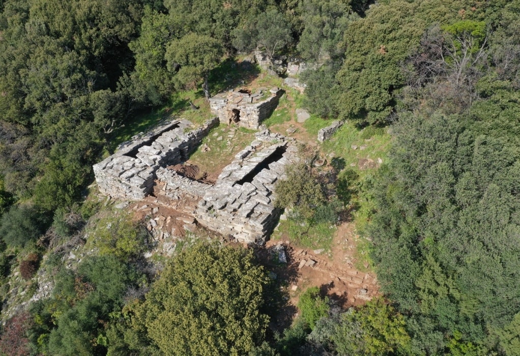 Τα «σπίτια των δράκων» στην Εύβοια: Αρχαιολογική έρευνα δίνει νέα στοιχεία για τα δρακόσπιτα