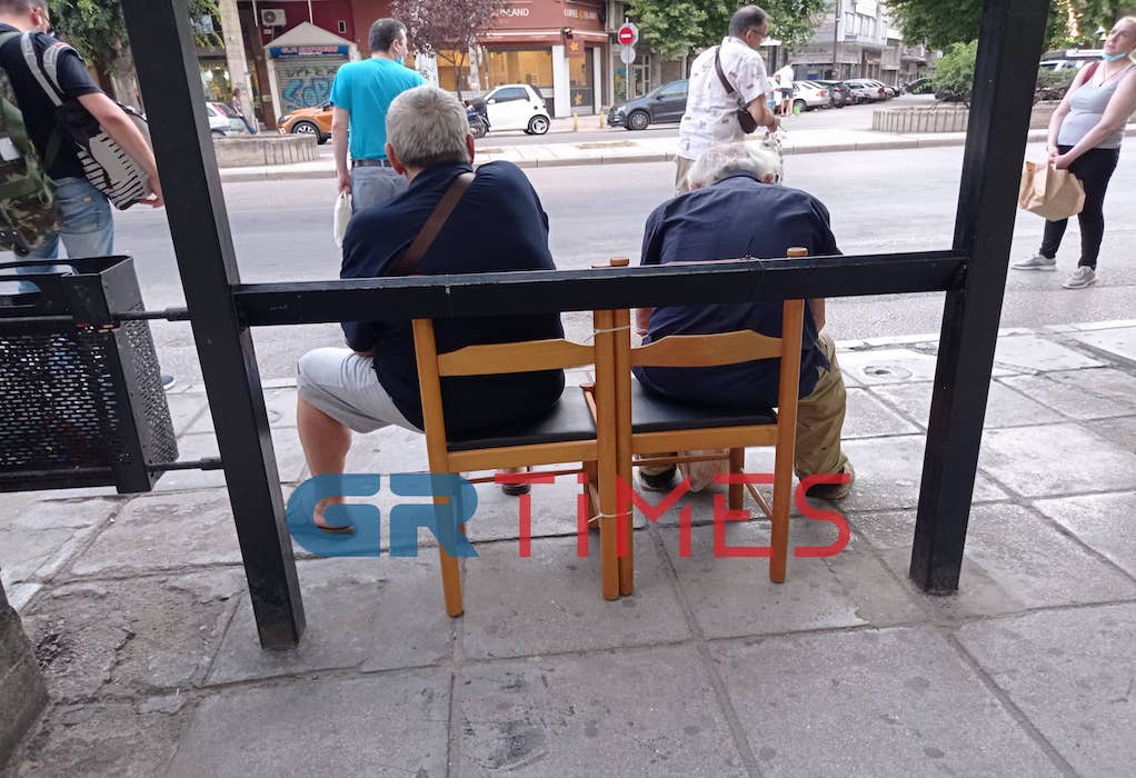 Θεσσαλονίκη-Απίστευτη πατέντα: Έδεσαν καρέκλες στη στάση λεωφορείου (ΦΩΤΟ)