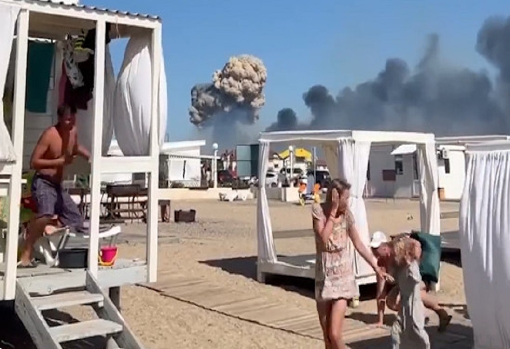 Κριμαία: Με φόντο… εκρήξεις και ελικόπτερα κάνουν τα μπάνια τους οι Ρώσοι τουρίστες (VIDEO)