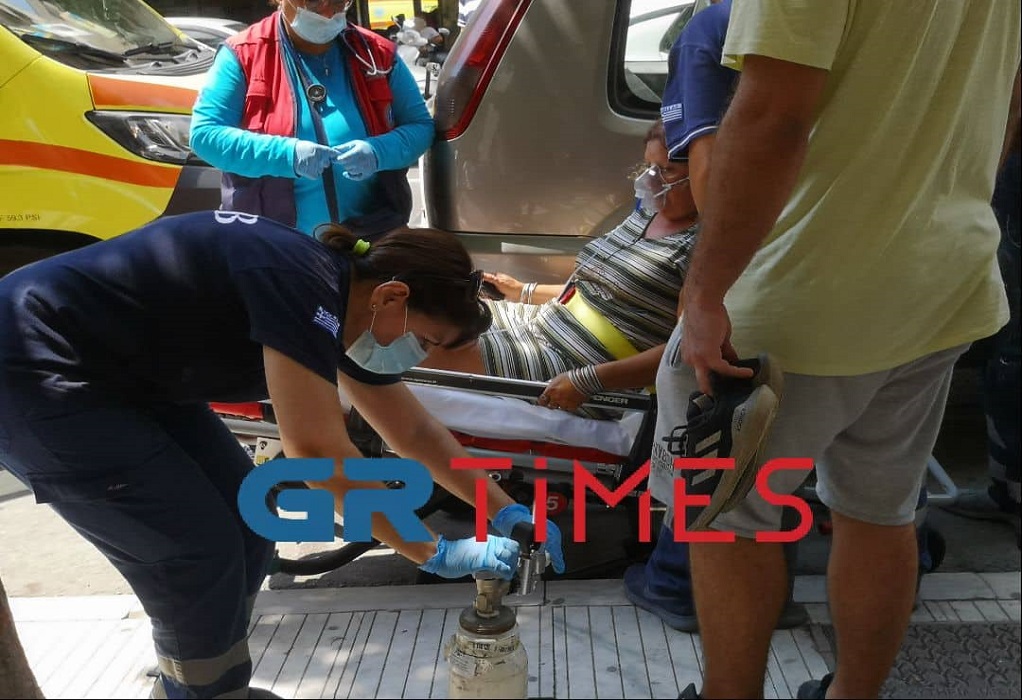 Θεσσαλονίκη: Στο νοσοκομείο γιαγιά και εγγονός μετά τη φωτιά σε διαμέρισμα στη Β. Όλγας (ΦΩΤΟ-VIDEO)