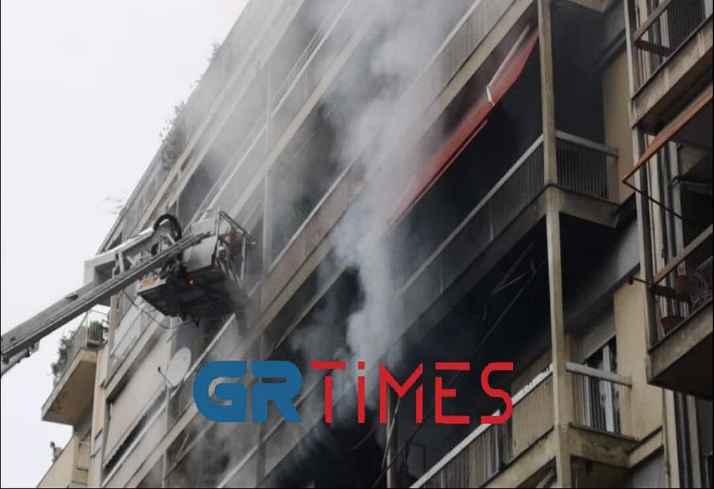 Θεσσαλονίκη-Φωτιά σε διαμέρισμα: Απεγκλωβίστηκαν 4 άτομα – Στο νοσοκομείο ένοικος (ΦΩΤΟ-VIDEO)