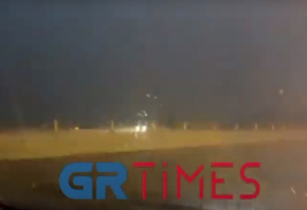 Σφοδρή καταιγίδα και χαλάζι στη Λαμία – Ακινητοποιημένα οχήματα στα διόδια της Ε.Ο. (VIDEO)