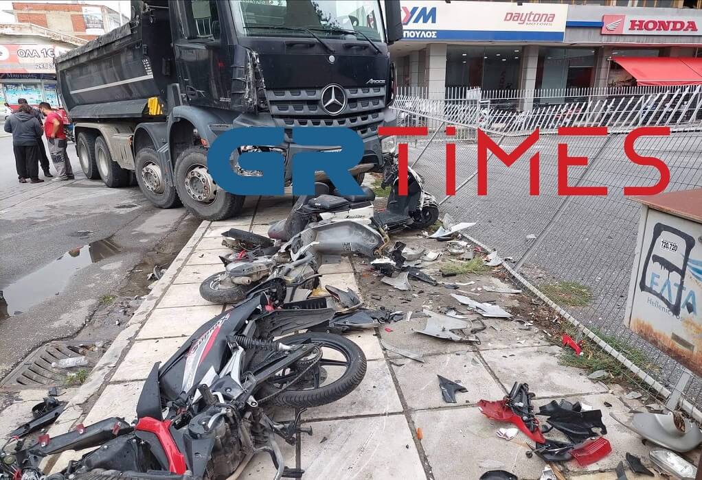 Θεσσαλονίκη: Φορτηγό παρέσυρε σταθμευμένα και κατέληξε σε φράχτη καταστήματος (ΦΩΤΟ-VIDEO)