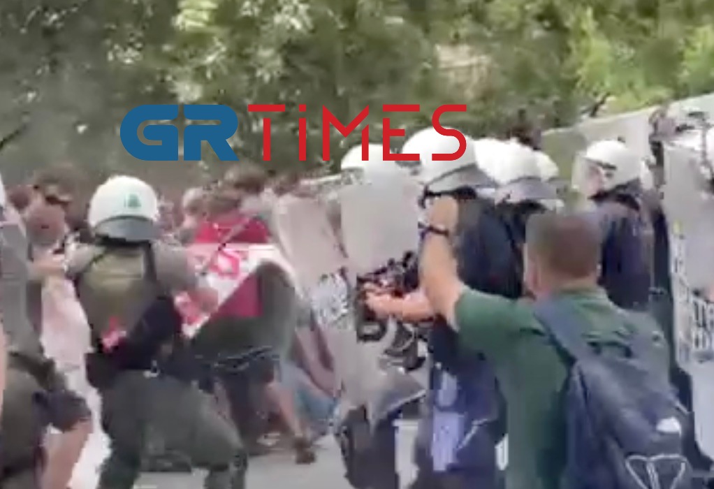 Θεσσαλονίκη: Επεισόδια μπροστά από τη ΣΘΕ στο ΑΠΘ-3 προσαγωγές (VIDEO)