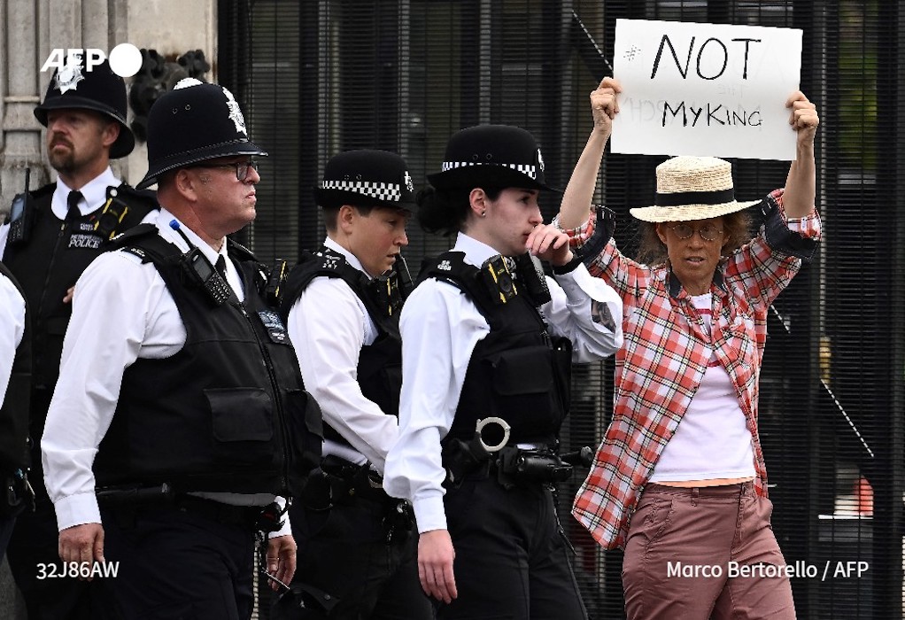 Ελισάβετ Β’: Η αστυνομία του Λονδίνου ζητάει να σέβονται το δικαίωμα πολιτών να διαδηλώνουν κατά της μοναρχίας