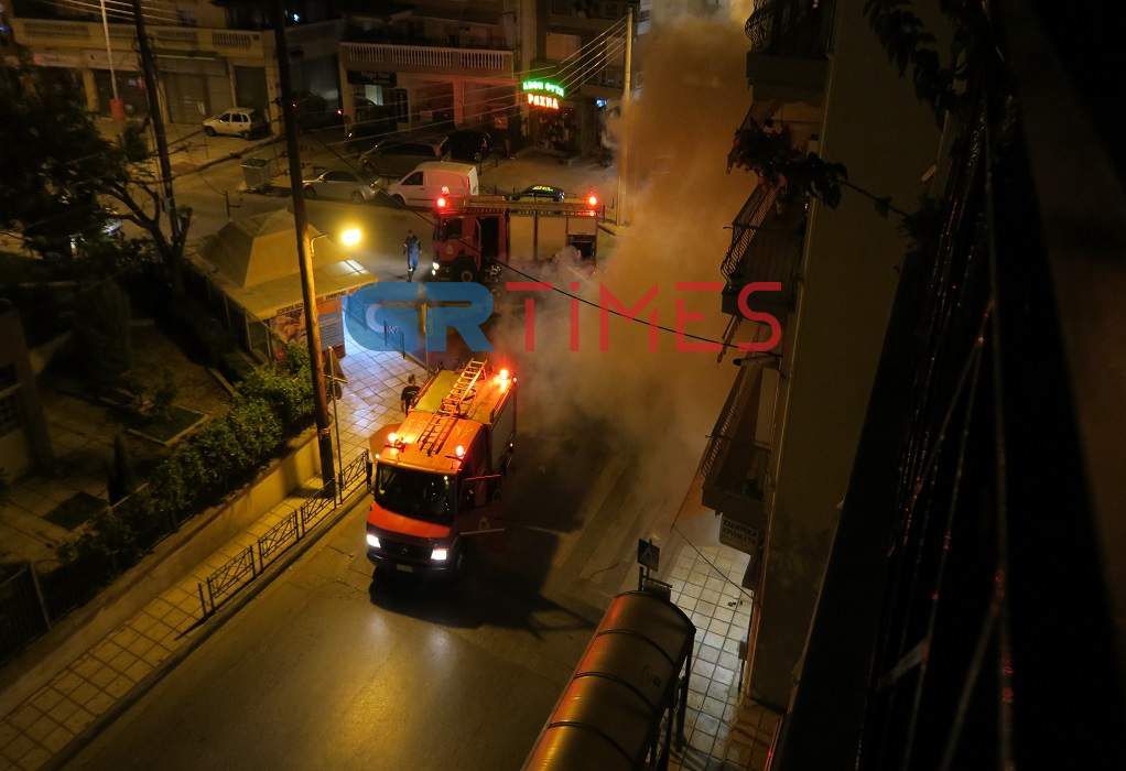 Θεσσαλονίκη: Δείτε φωτογραφίες από το φλεγόμενο ΙΧ στον Εύοσμο